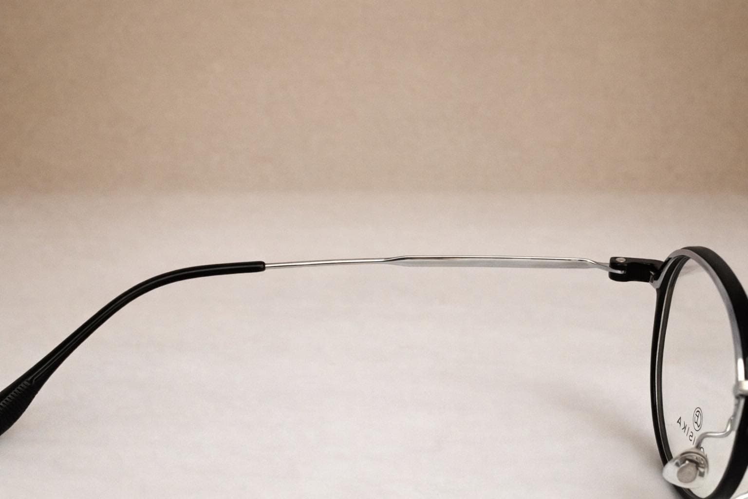 kính gọng Louisika dáng tròn bầu, viền nhựa đen phối càng Titanium IP - ảnh 3