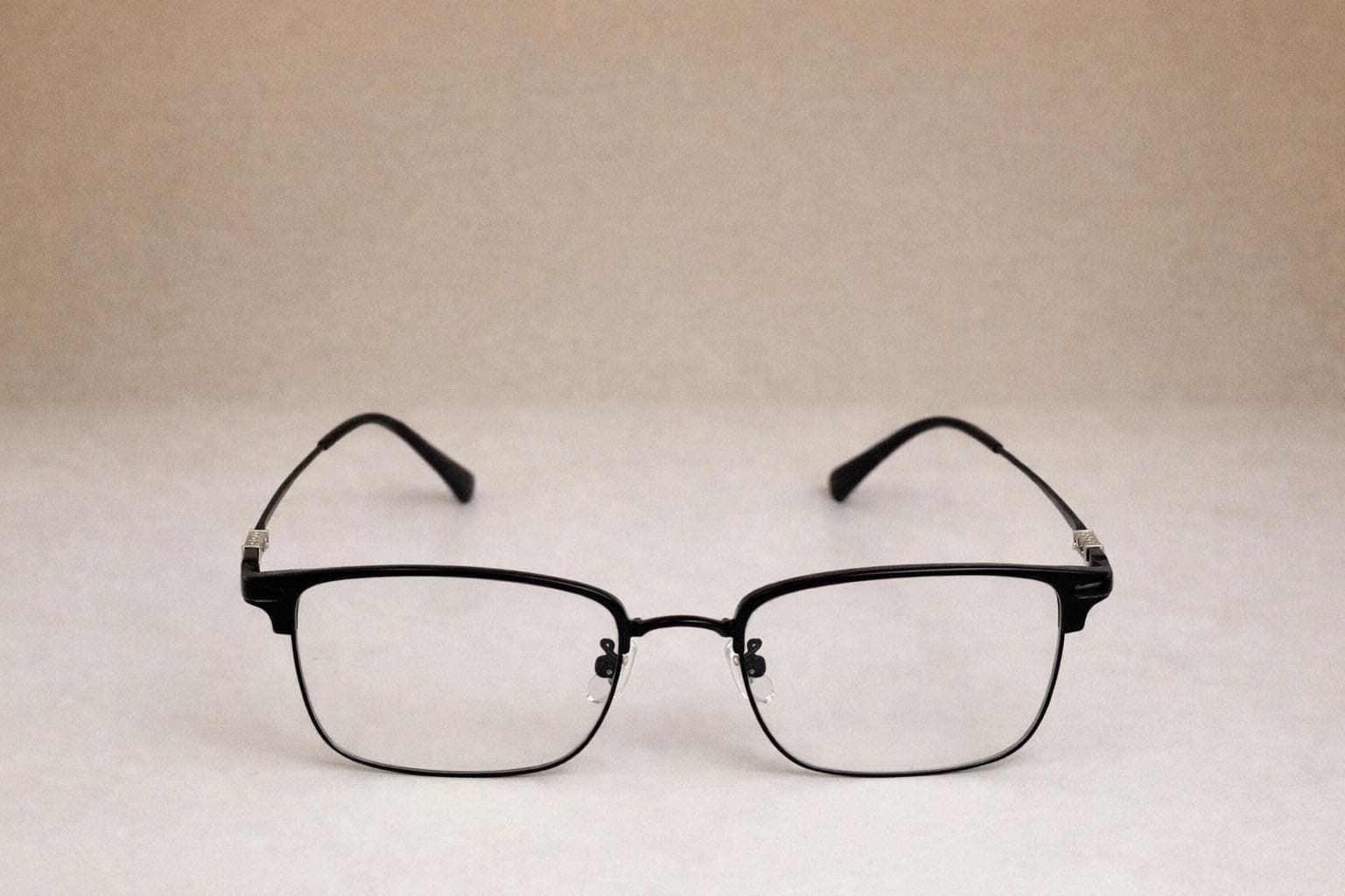 Mắt Kính Gọng Cận Nửa Gọng (Clubmaster) Đen Bóng – Phong Cách Hiện Đại & Thanh Lịch