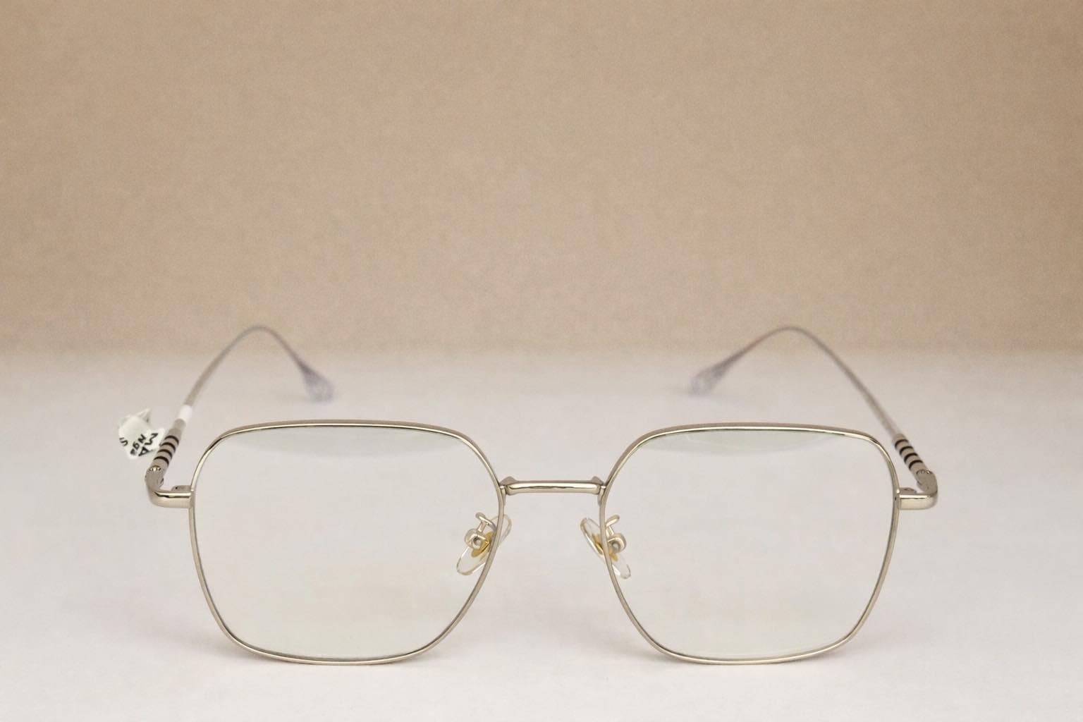 Mắt Kính Gọng Kim Loại Cao Cấp – Thiết Kế Geometric Hiện Đại