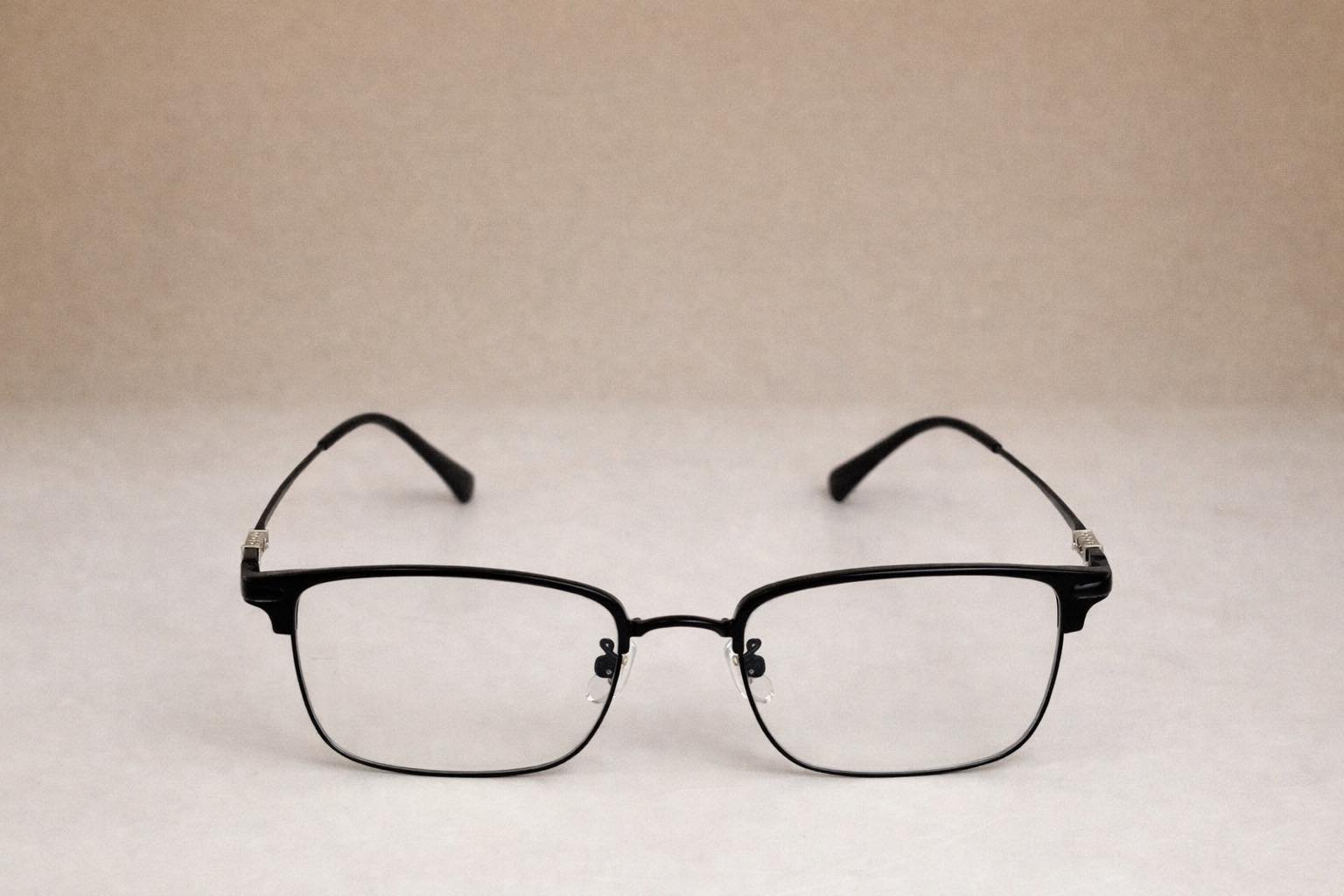 Mắt Kính Gọng Cận Nửa Gọng (Clubmaster) Đen Bóng – Phong Cách Hiện Đại & Thanh Lịch