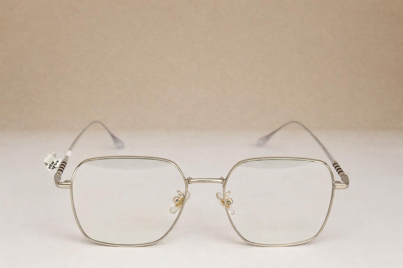 Mắt Kính Gọng Kim Loại Cao Cấp – Thiết Kế Geometric Hiện Đại