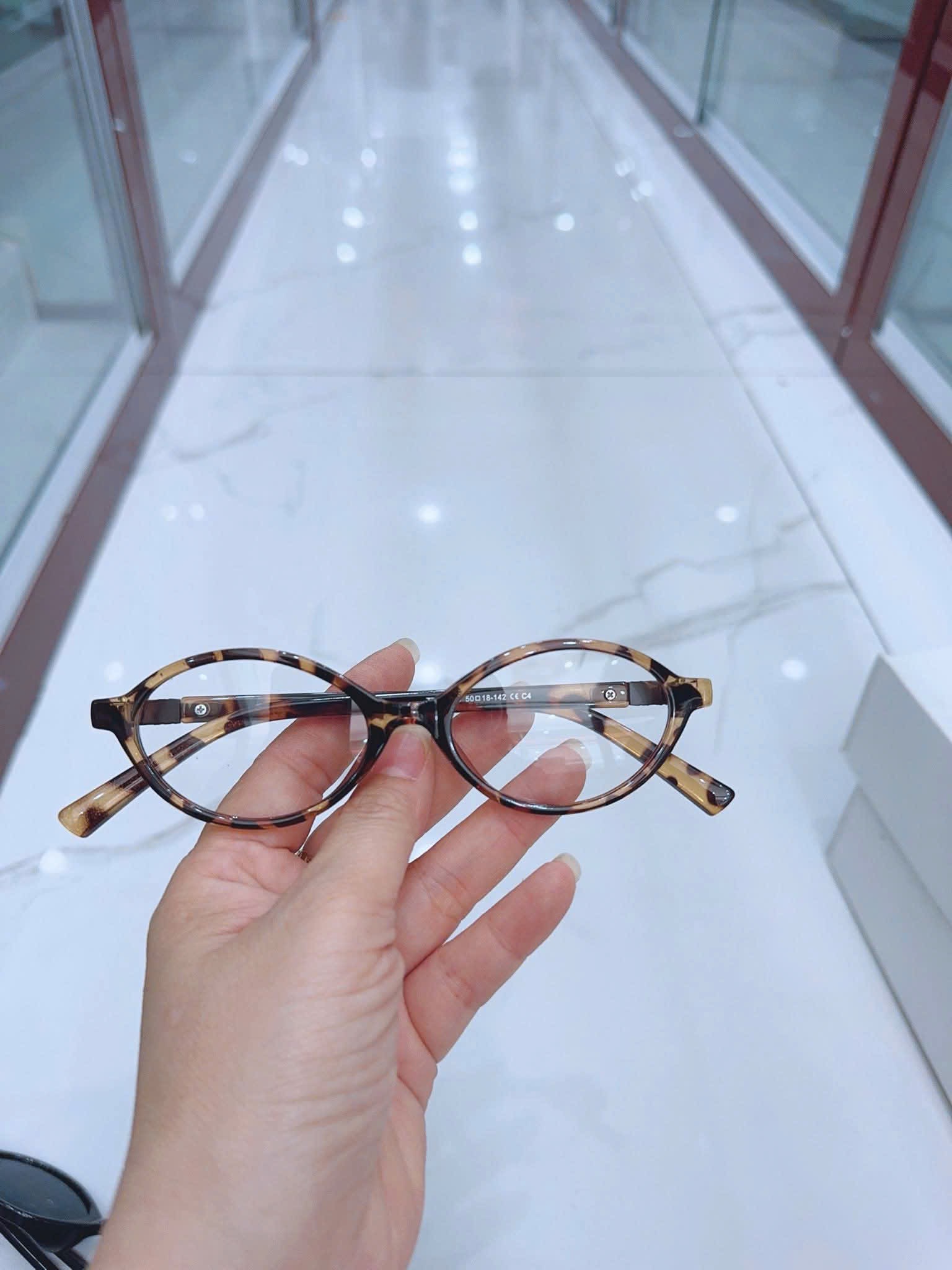 Kính mát nữ dáng oval nhỏ gọn – Gọng đen sang chảnh, thời trang Hàn Quốc