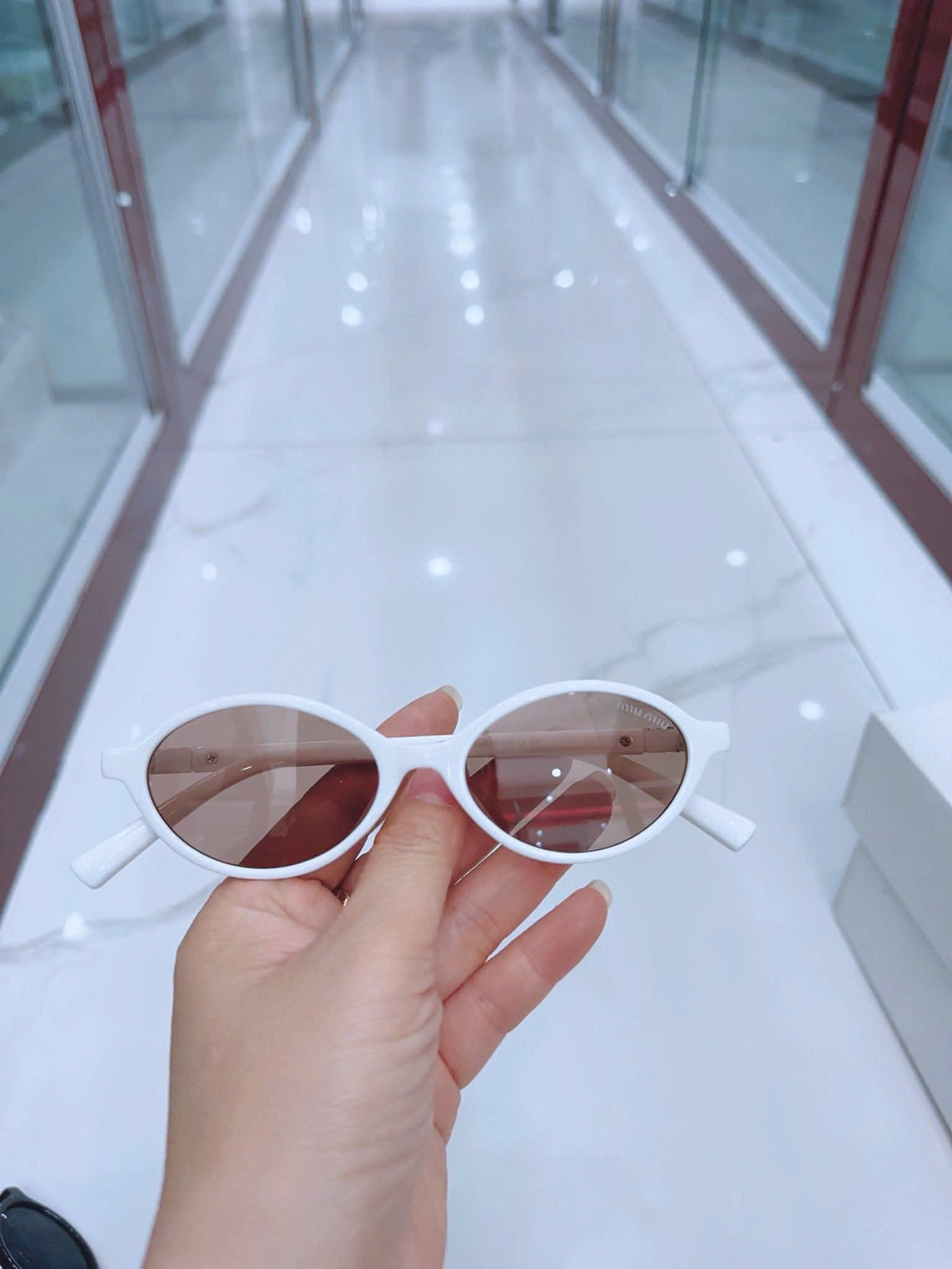 Kính mát nữ dáng oval nhỏ gọn – Gọng đen sang chảnh, thời trang Hàn Quốc - ảnh 2