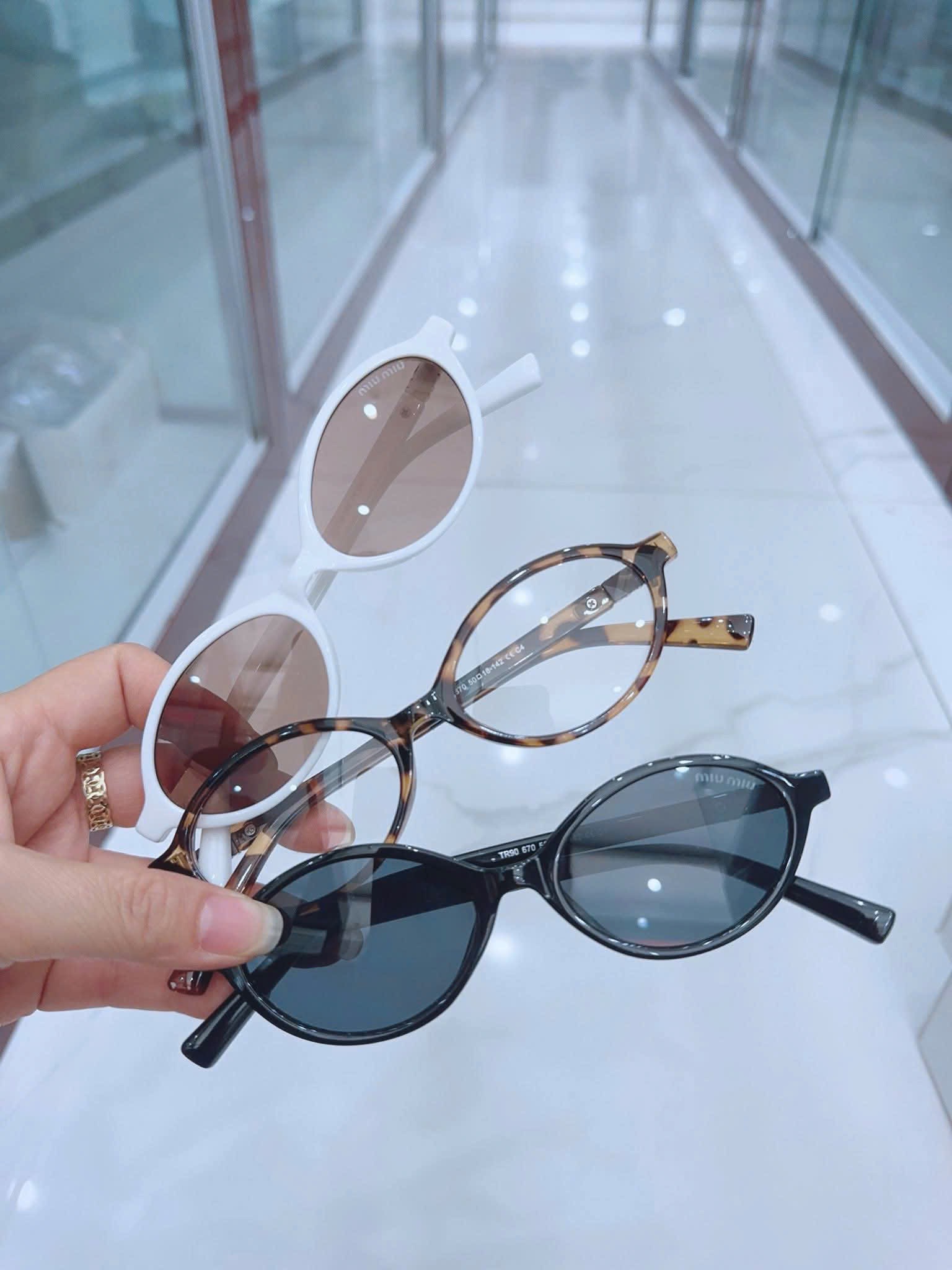 Kính mát nữ dáng oval nhỏ gọn – Gọng đen sang chảnh, thời trang Hàn Quốc - ảnh 3