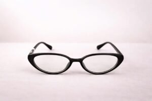 Kính Mắt Mèo Gọng Đen Huyền Bí – Xu Hướng Thời Trang Phụ Kiện 2026.